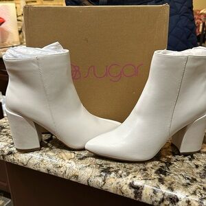 NWT SUGAR EVVIE WHITE SMOOTH HEELED BOOTS